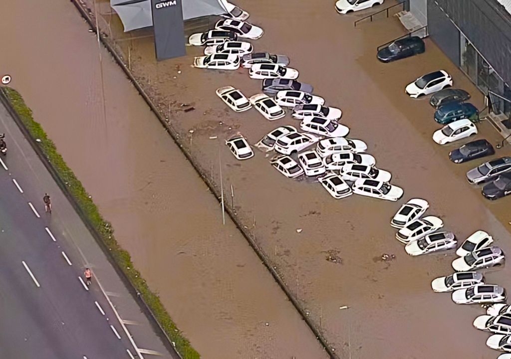 Carros submersos em alagamento Carros submersos em alagamento