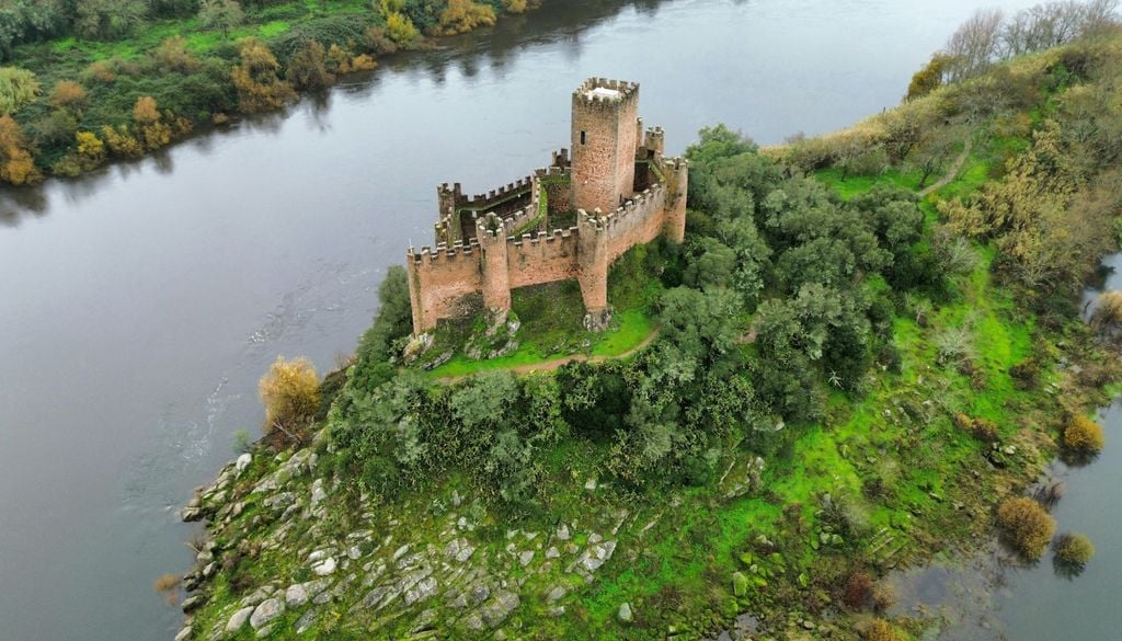 O Castelo de Almourol é um ícone de Portugal. "Erguido num ilhéu do rio Tejo, é um dos símbolos da história templária e da identidade nacional portuguesa", lê-se no site 'Visit Barquinha'. Foto: Unsplash