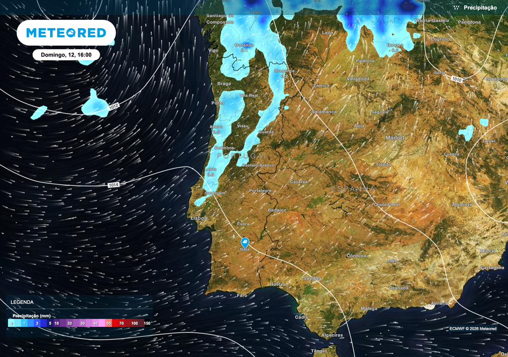 A passagem de uma superfície frontal favorecerá o aumento da nebulosidade e a ocorrência de aguaceiros fracos e dispersos, sobretudo no litoral e nas regiões Norte e Centro, contribuindo para limitar o aquecimento diurno.