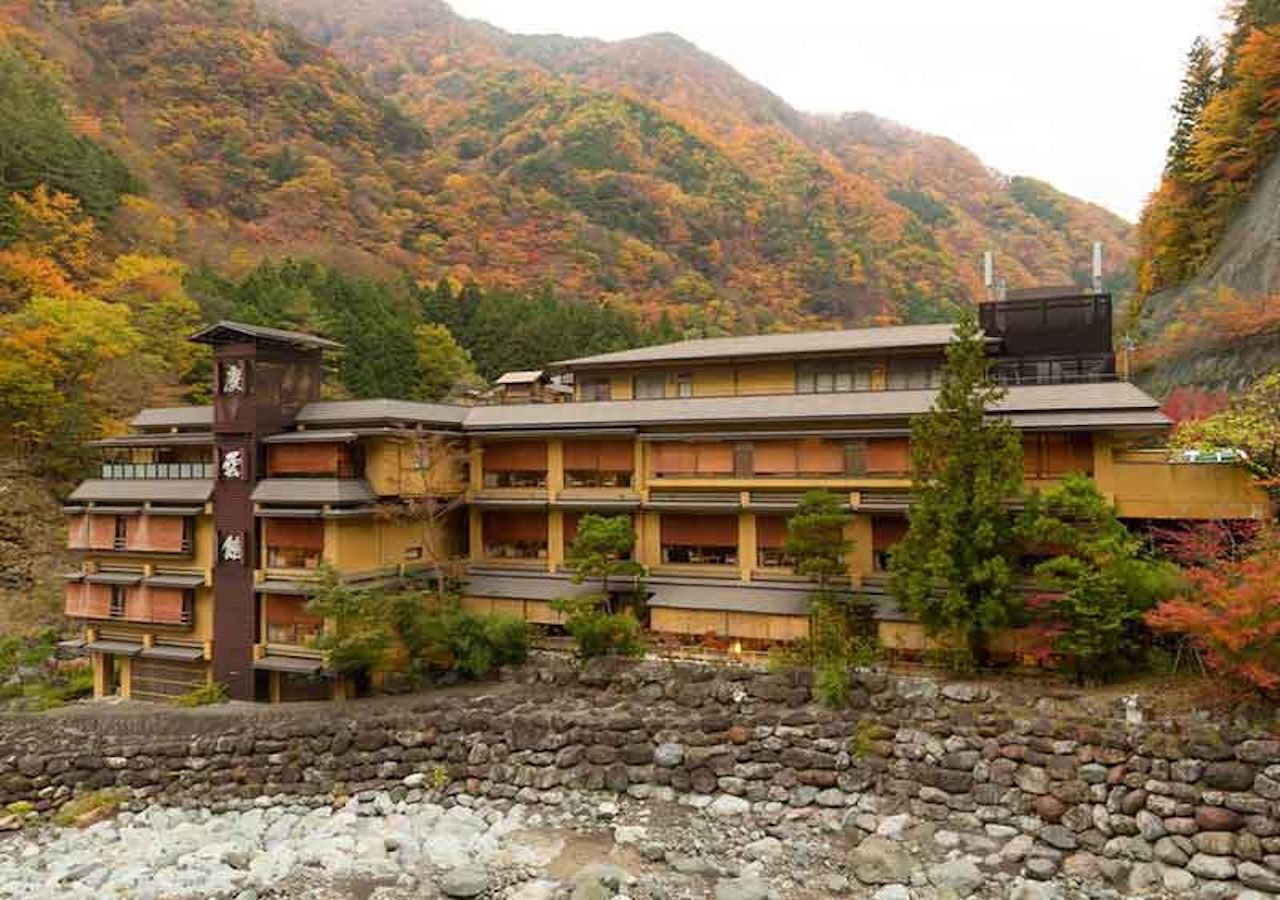 Este hotel se encuentra a 900 metros sobre el nivel del mar, rodeado de bosques y montañas, lo que permite disfrutar de vistas panorámicas y del cambio de estaciones, desde cerezos en flor en primavera hasta hojas rojas en otoño. Fuente: Japanhousesp.com