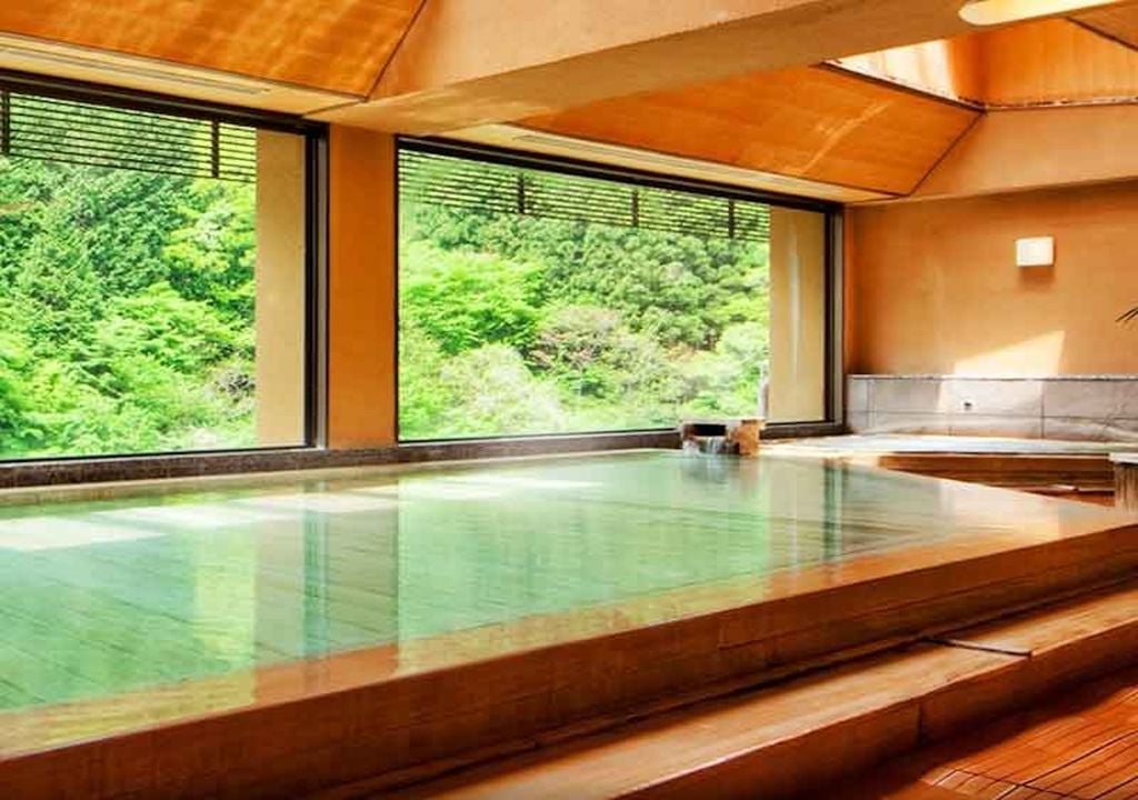 Las piscinas termales del alojamiento, alimentadas por agua rica en sodio, calcio y nitratos, ofrecen un baño con efectos terapéuticos que ayudan a relajar el cuerpo y acelerar la recuperación física. Fuente: japanhousesp.com