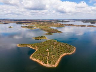 Este es el mayor embalse de Europa: se encuentra entre España y Portugal y está rodeado de castillos y belleza natural