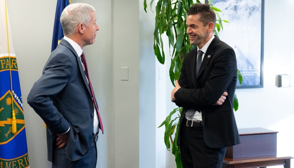Secretario de Energía de EEUU, Chris Wright y el administrador de la NASA, Jared Isaacman. Crédito: NASA/John Kraus.