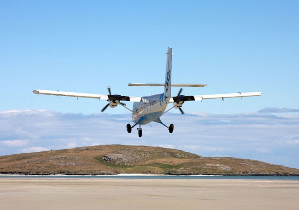 Este aeropuerto cuenta con tres pistas de arena marcadas por postes de madera y recibe principalmente aviones Twin Otter, ideales para aterrizajes cortos y precisos. Fuente: visitaescocia.com