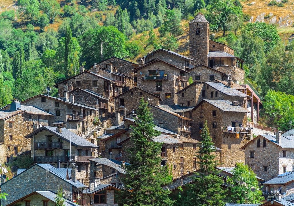 Este pueblo, situado a 1.480 metros de altitud y que forma parte del municipio de Les Valls de Valira, basa su economía actual sobre todo en el turismo rural y la ganadería.