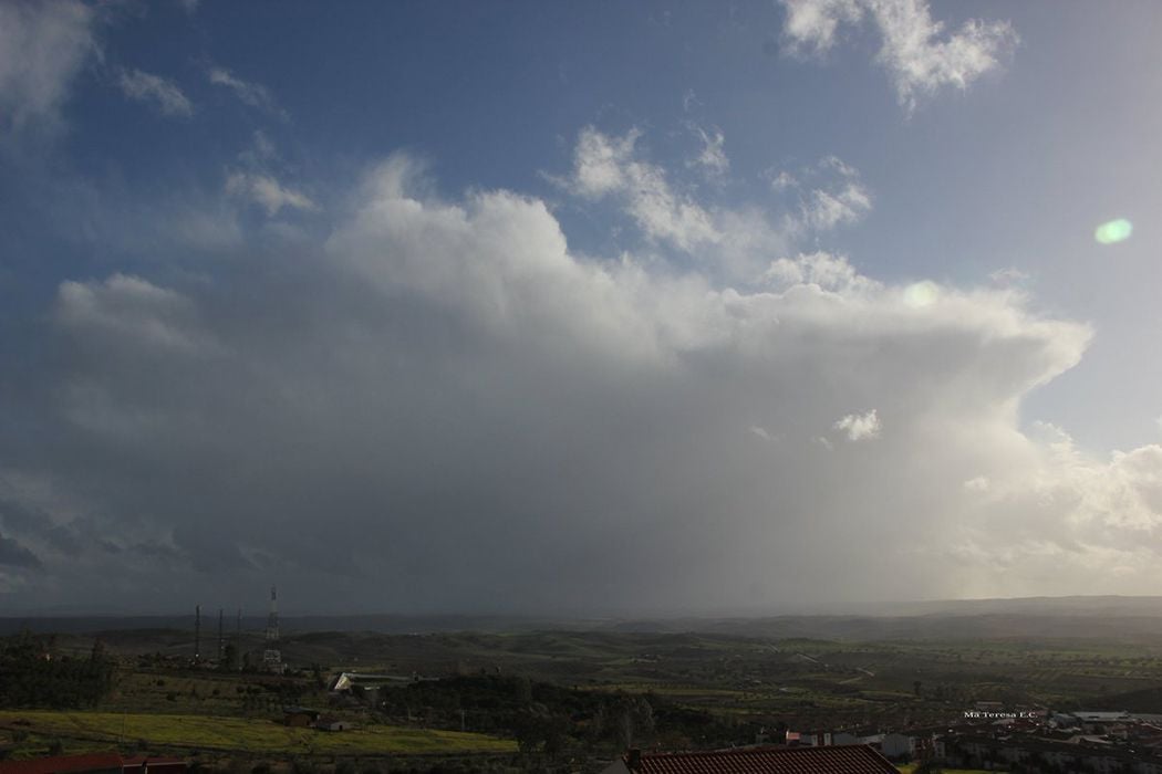 Núcleo de precipitación visto desde la lejanía en Hornachos, Badajoz. Foto de Mª Teresa Expósito.