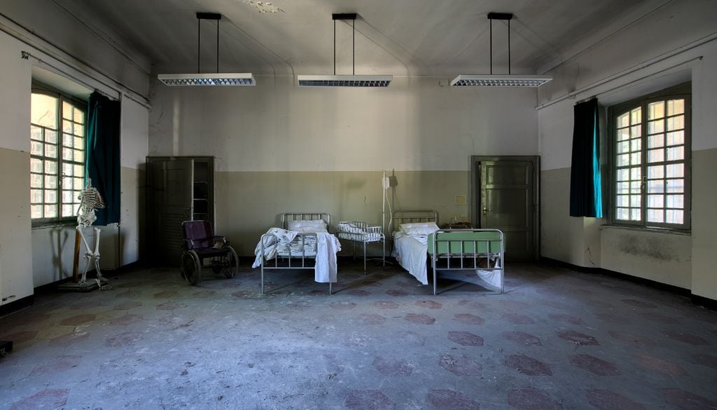 Hospital abandonado Há mais de 30 anos que este hospital está abandonado. Lá dentro, quase nada mudou. Foto ilustrativa: Unsplash