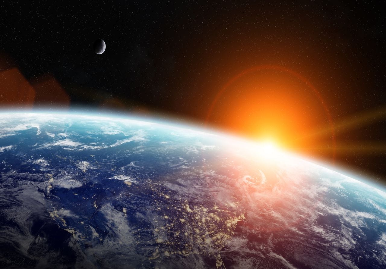 Durante el afelio, la Tierra se encuentra aproximadamente a 152,1 millones de kilómetros del Sol, unos 5 millones de kilómetros más lejos que durante el perihelio, su punto más cercano.