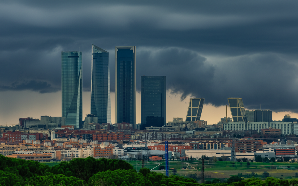 Esta tarde los claros de la mañana derivarán en nubes de tormenta con bastante actividad eléctrica y vientos fuertes.