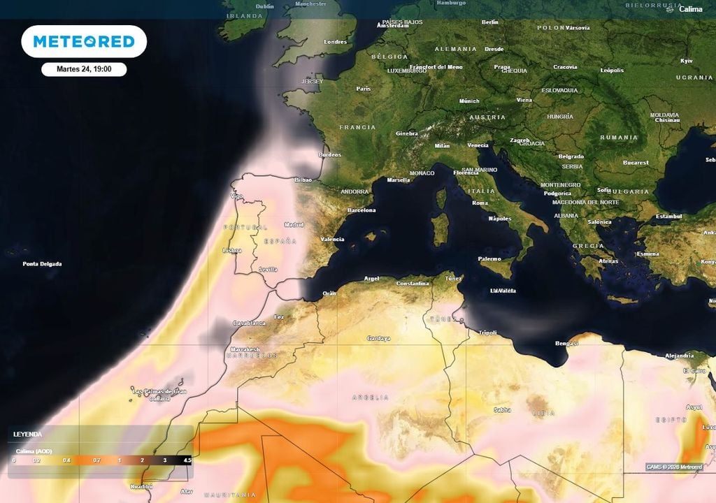 La calima que tenemos desde hace unos días en Canarias se extenderá a lo largo de hoy martes a la vertiente atlántica peninsular.