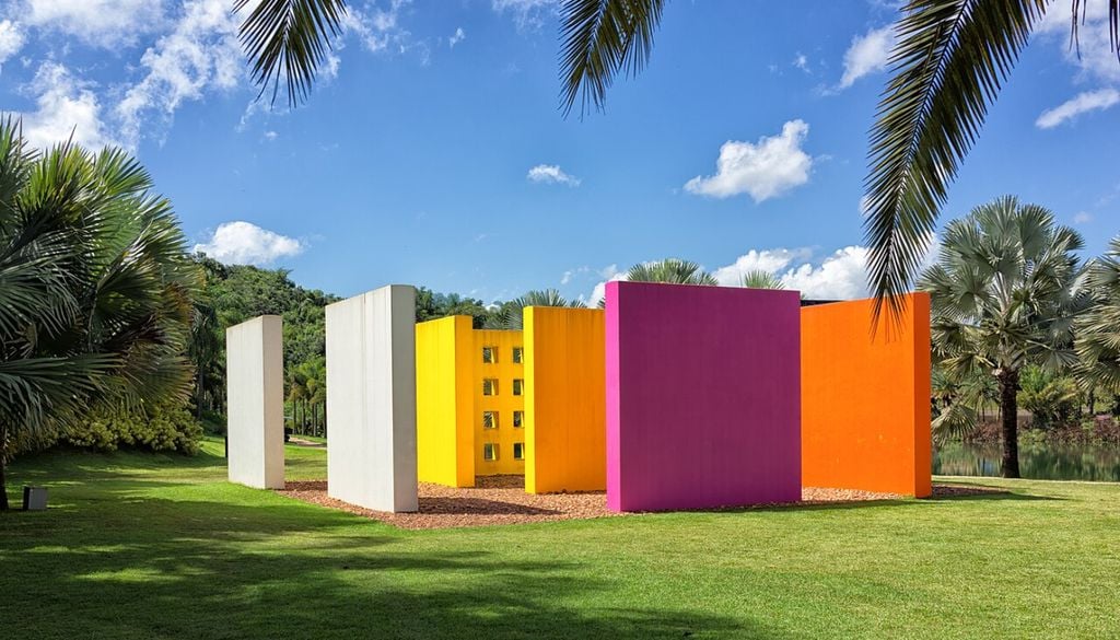A obra 'Invenção da cor, penetrável Magic Square #5, De Luxe' (1977), uma instalação monumental a céu aberto à beira do lago central, formada por nove paredes coloridas de alvenaria que criam uma estrutura de labirinto. Crédito: Otávio Nogueira.