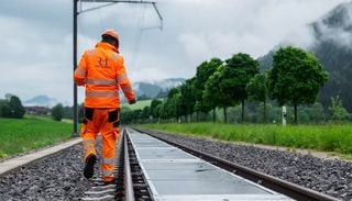 Este pa&iacute;s europeo probar&aacute; la primera v&iacute;a ferroviaria del mundo que genera energ&iacute;a solar entre los ra&iacute;les