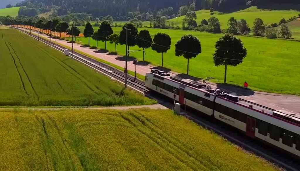 Paneles solares en las vías del tren El proyecto piloto desarrollado en Suiza utiliza 48 paneles solares instalados en un tramo de 100 metros de vía. La iniciativa ha despertado el interés de Italia, que prepara su propio ensayo. Imagen: Sun-Ways