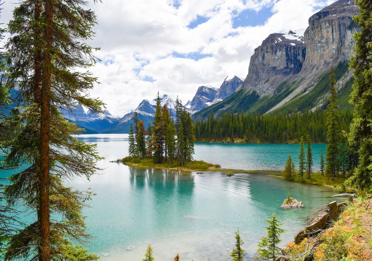 Aunque puede parecer un lienzo, ésta es una imagen real tomada en el Parque Nacional de Jasper, con su conocida isleta Spirit Island en primer término.