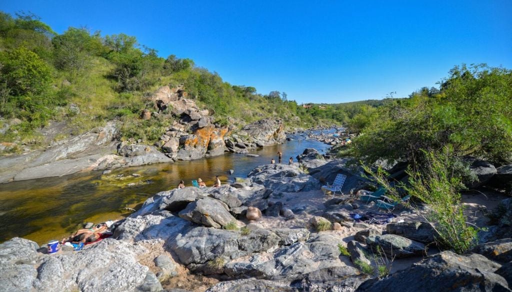 Cómo llegar y qué hacer en Cuesta Blanca, un pueblito cordobés que tiene todo para un domingo perfecto a la orilla del río