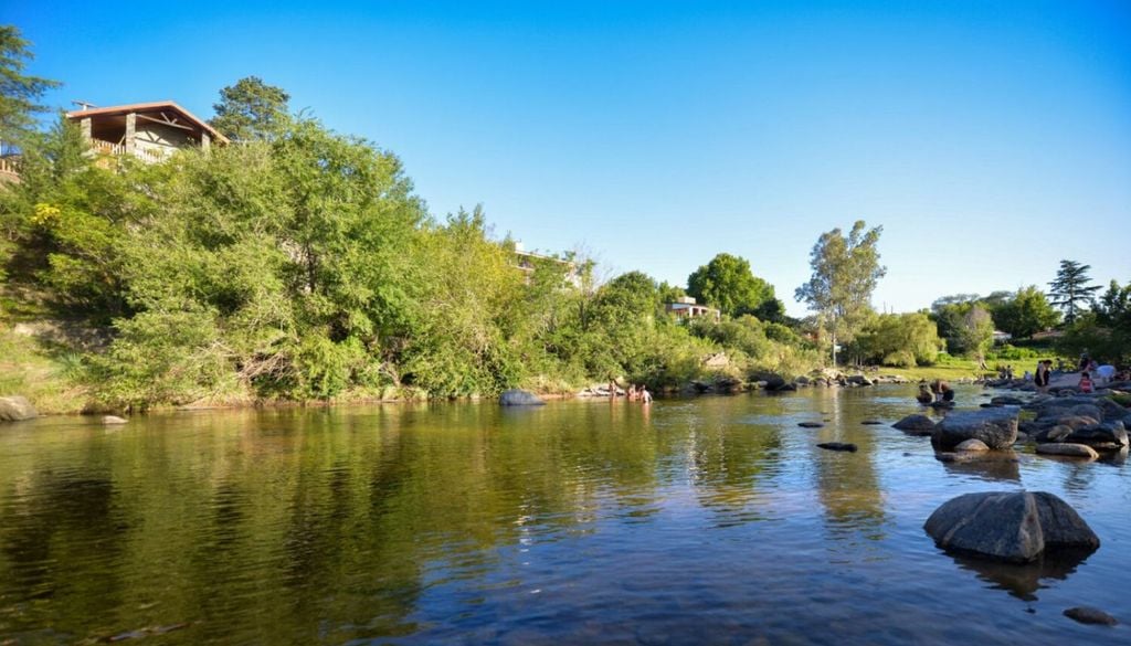 Cuesta Blanca es uno de los mejores destinos del Valle de Punilla para sumergirse en el río San Antonio