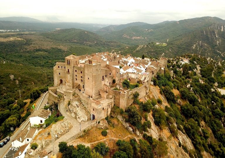 Este pueblo andaluz vive dentro de un castillo: