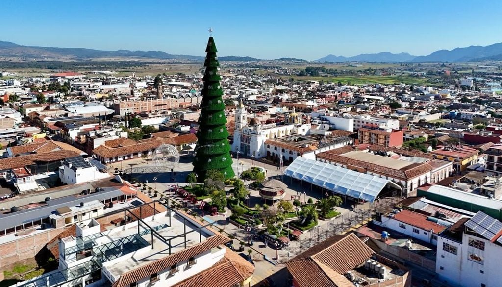 El 24 de octubre de cada año inician los festejos con el encendido del árbol. Imagen Chignahuapan Pueblo Mágico.