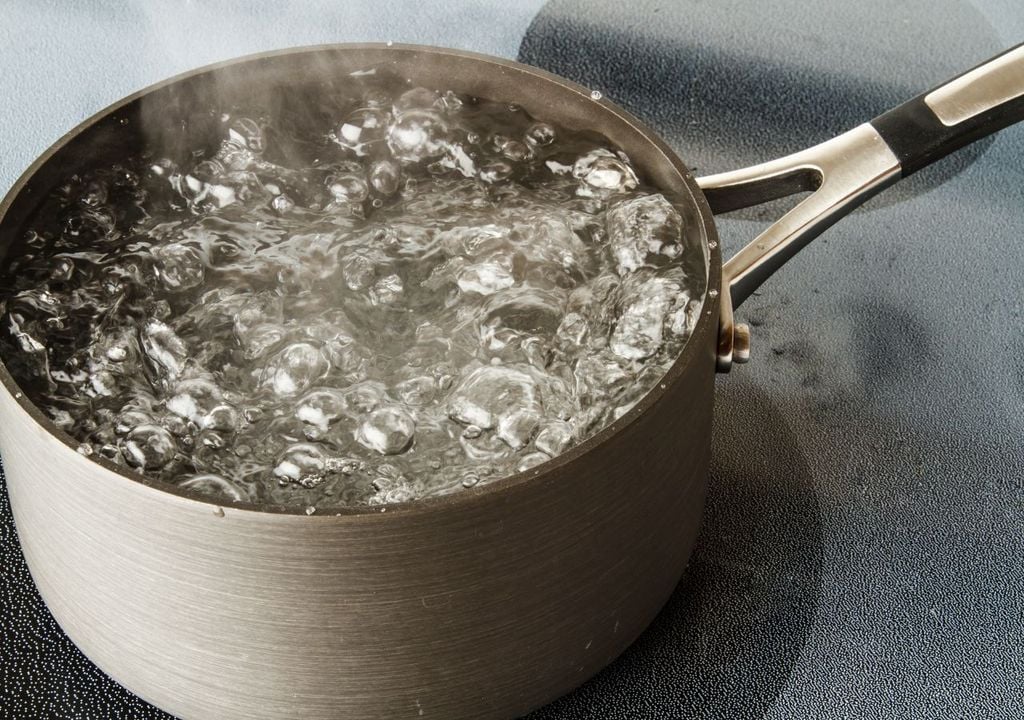Olla con agua hirviendo Olla con agua hirviendo