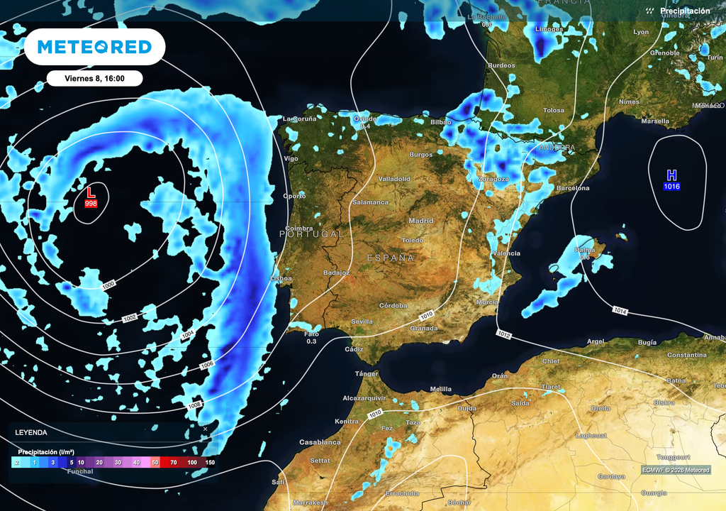 El viernes por la tarde habrá chubascos de evolución diurna en el interior nordeste y un extenso frente de lluvias avanzando hacia Portugal desde el Atlántico.