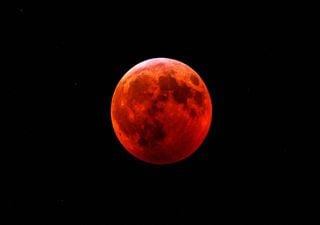 Diesen Freitag wird eine Sonnenfinsternis einen 'Blutmond' verursachen -werden wir ihn von Deutschland aus sehen?