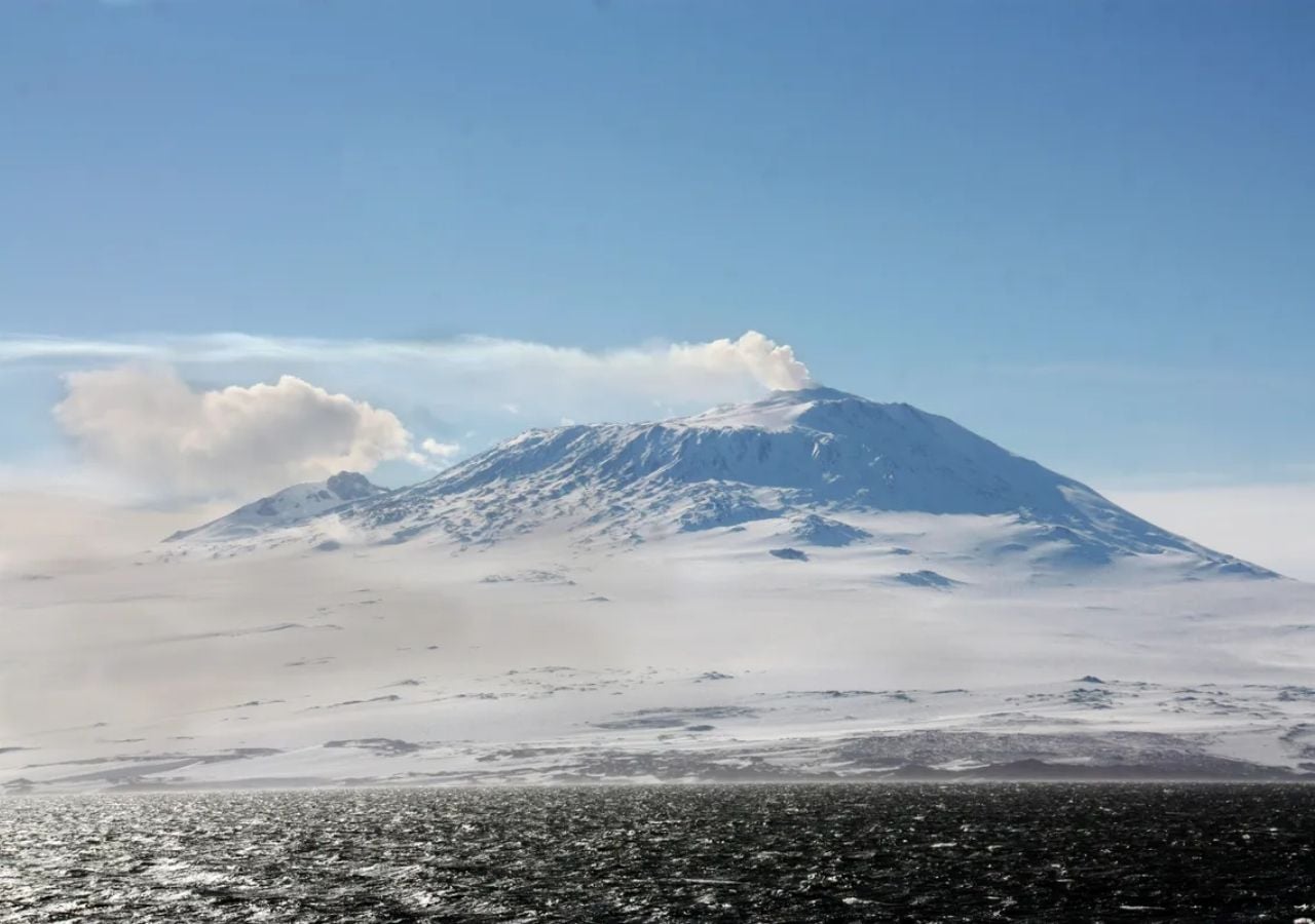 El Monte Erebus alberga un lago de lava en el centro de su cráter.