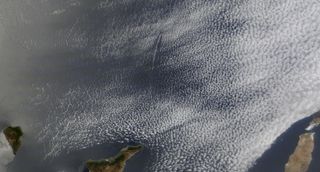 Estela de una pequeña isla portuguesa al norte de Canarias