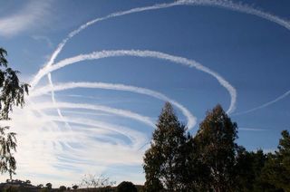 Estelas de aviones no rectilíneas