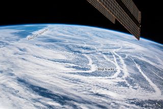 Estelas de barcos e islas Aleutianas