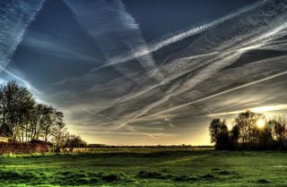 Estelas de condensación en el cielo