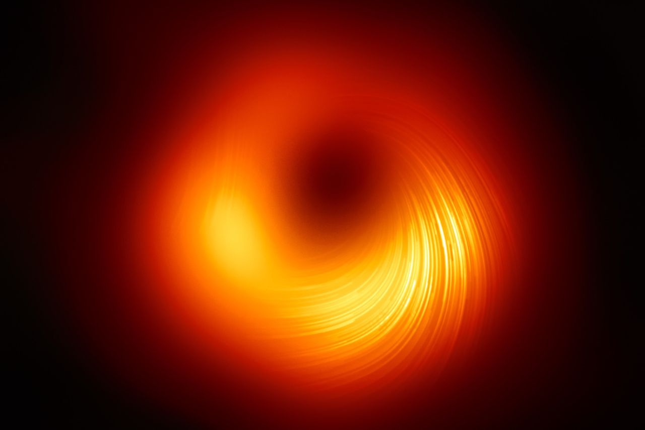 Líneas de campo magnetico alrededor del agujero negro supermasivo de M87. Crédit: EHT