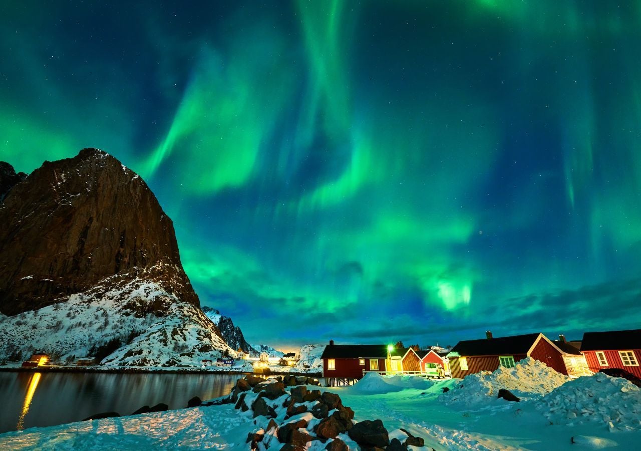 Sabías que… las auroras no hacen solo “luces”, también pueden emitir un leve sonido, descrito como un chasquido, aunque es tan tenue que solo se ha registrado en noches extremadamente silenciosas.