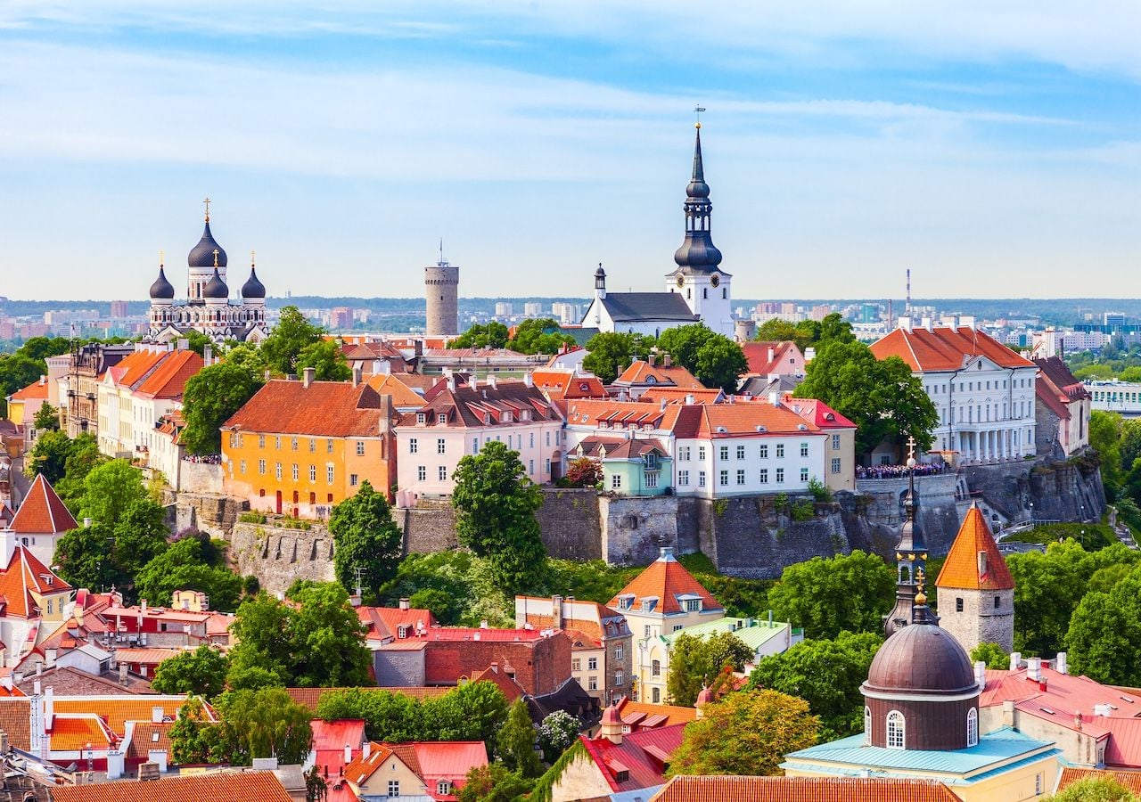 Tallinn, capital de Estonia, refleja siglos de influencias germánicas y nórdicas que ayudaron a fijar el nombre del país tal como lo conocemos hoy.