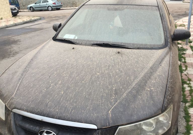 Coche tras lluvia de barro Coche tras lluvia de barro