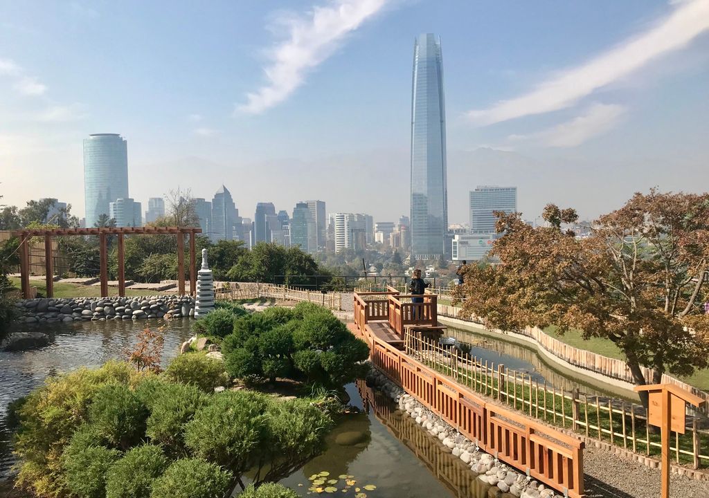 Lugares que permiten transportarse a Asia en Santiago.