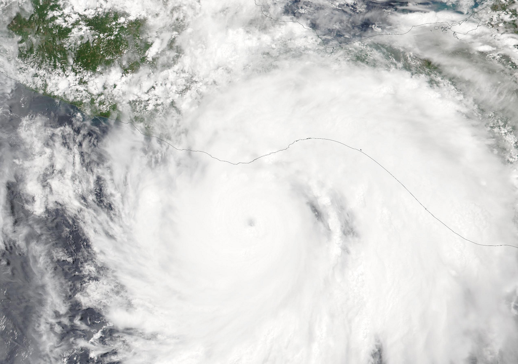 Huracán Erick antes de tocar tierra Huracán Erick antes de tocar tierra