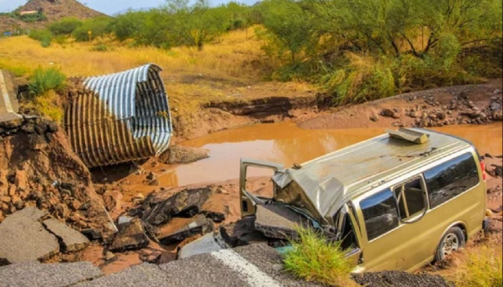 El desplazamiento de ciclones tropicales provoca múltiples daños. El desplazamiento de ciclones tropicales provoca múltiples daños principalmente en zonas urbanas y costeras.