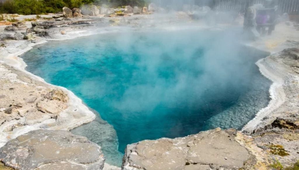 Lo caliente de las aguas genera un relajante vapor para quienes los visitan. Lo caliente de las aguas genera un relajante vapor para quienes los visitan.