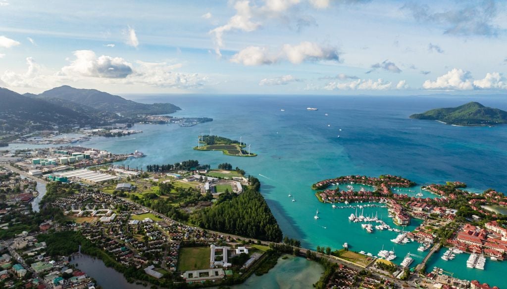 La città di Victoria, sull’isola di Mahé, è la capitale delle Seychelles.