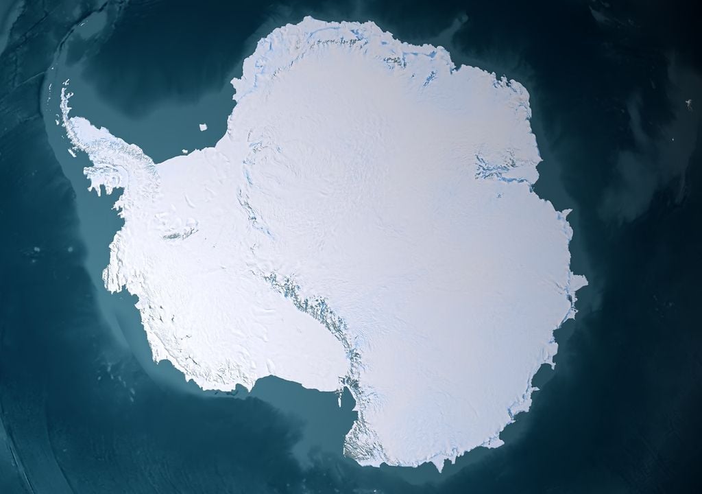 Antártica vista desde lo alto de forma completa