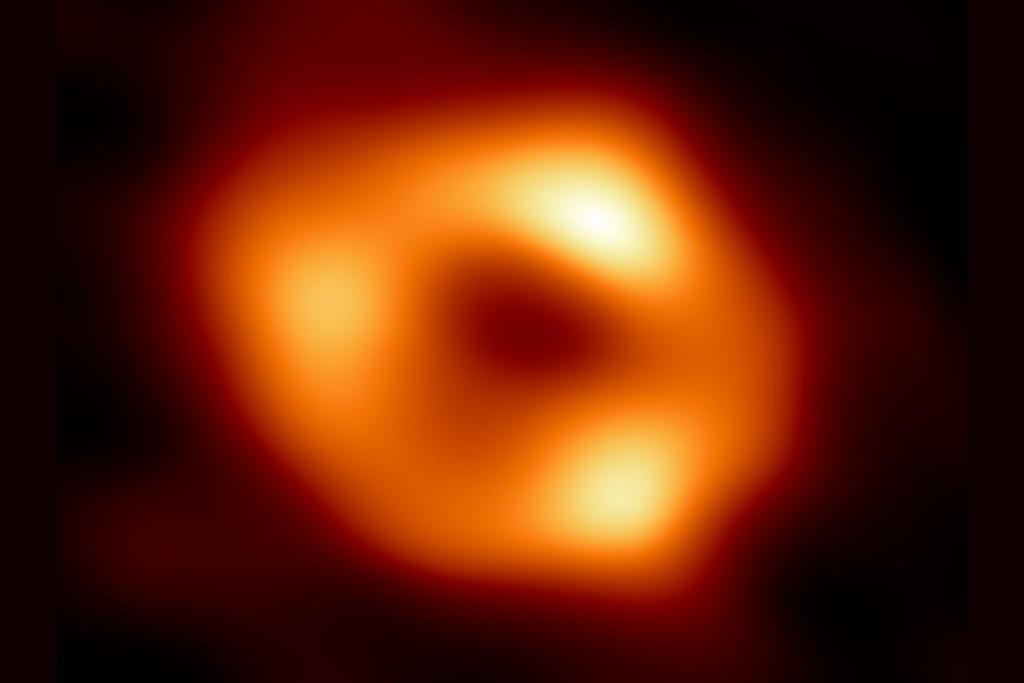 Ambiente em torno do buraco negro supermassivo da Via Láctea, Sgr A*, foi estudado e trouxe algumas perguntas novas. Crédito: EHT