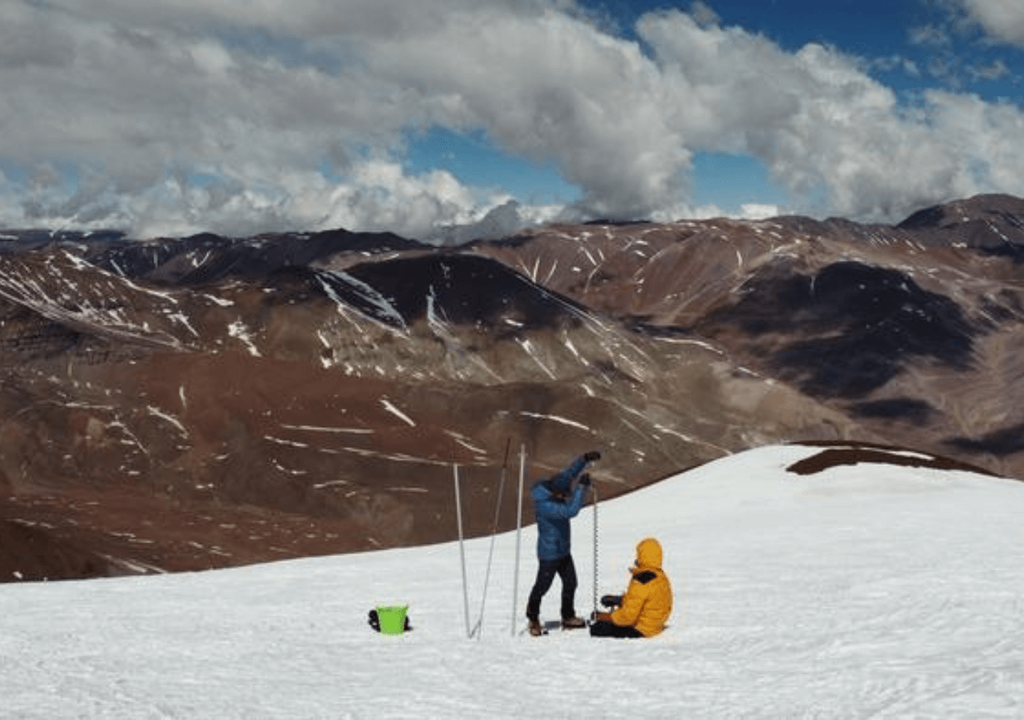 Trabajo de campo glaciológico en la cima del glaciar Tapado. Trabajo de campo glaciológico en la cima del glaciar Tapado.