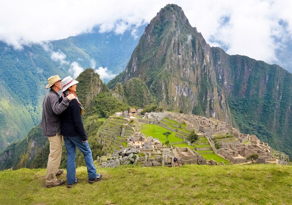 Pareja mirando el paisaje de Machu Picchu