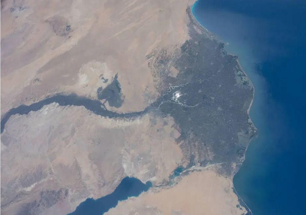 Le delta du Nil photographié depuis la Station Spatiale Internationale au-dessus de la mer Méditerranée. Source : National Aeronautics and Space Administration (NASA).