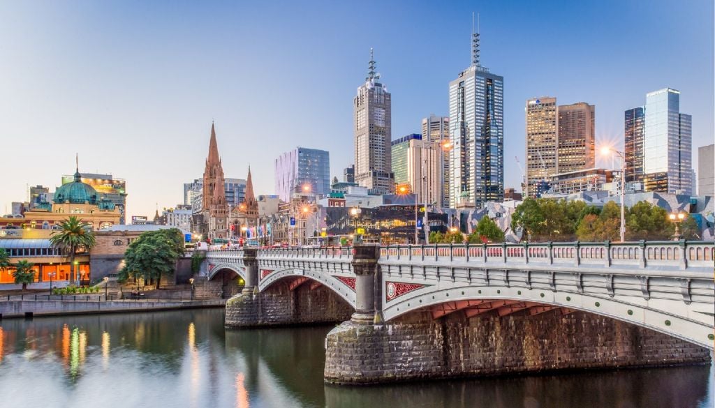 Melbourne Em Melbourne, entre 1 de março e 1 de junho de 2026, os reservatórios da cidade diminuíram 6,1% (111 mil milhões de litros).