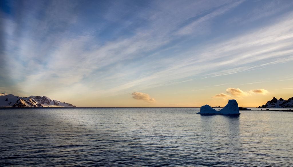 Neste estudo, os cientistas investigaram propriedades físicas e químicas da água do mar, obtidas a partir de observações repetidas realizadas a partir de navios, para classificar as massas de água do Oceano Austral e demonstrar as alterações na abundância de água quente a sul da Corrente Circumpolar Antártica nas últimas duas décadas.