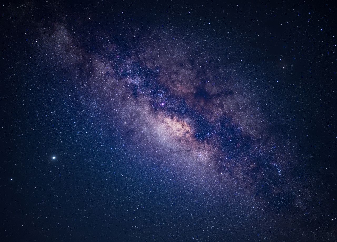 Et si notre galaxie, la Voie Lactée (ici en photo), était aussi composée de matière noire ? L'étude menée par ces chercheurs français relance le débat.