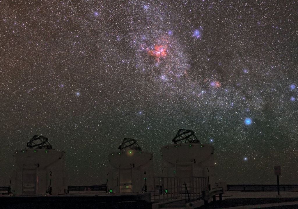 Desde el Cerro Paranal, donde se ubica el Very Large Telescope, se observa la nebulosa de Carina y en el centro, su sistema binario Eta Carinae. Crédito: ESO.