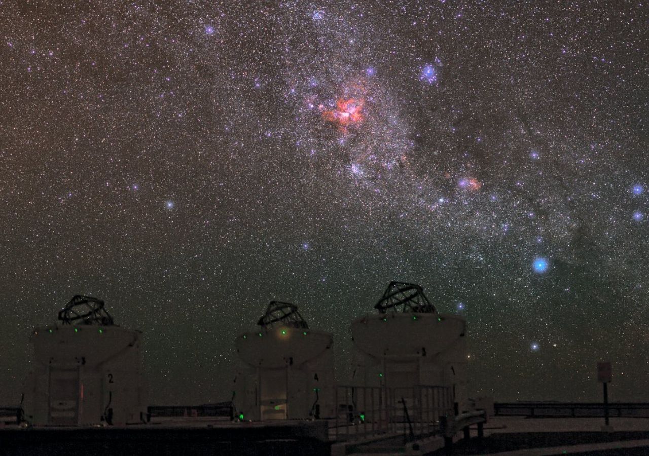 Desde el Cerro Paranal, donde se ubica el Very Large Telescope, se observa la nebulosa de Carina y en el centro, su sistema binario Eta Carinae. Crédito: ESO.