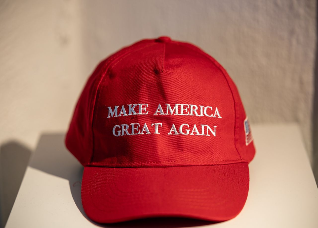 "Make America Great Again" était le slogan de campagne de Donald Trump en 2016, détourné en "Make Our Planet Again" par le président français en 2017 (photo Alexander - stock.adobe.com).